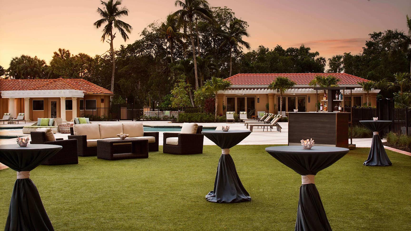 Rz rswrz pool lawn cocktails 38651 Wide Hor